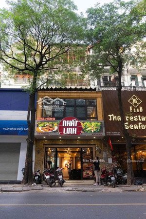cho thuê nhà mặt phố hàng cân, rất đẹp , mặt tiền :5,6m, diện tích tổng :110m2,nhiều khách du lich