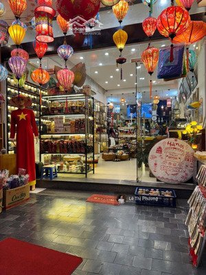 hot cho thuê nhà mặt phố cầu gỗ - trung tâm phố cổ. dt 65m2 x 2 tầng, mặt tiền 3m. nhà nở hậu đẹp.