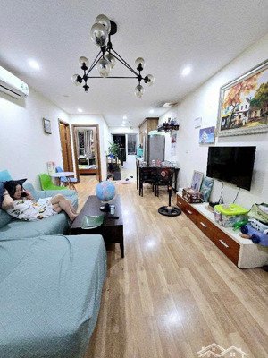 chính chủ bán căn 2pn- bc đông nam- tầng đẹp