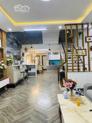 cho thuê nhà 3 tầng đầy đủ nội thất xịn xò// đường thăng long giá 15 tr/tháng. gần trường học cấp 1