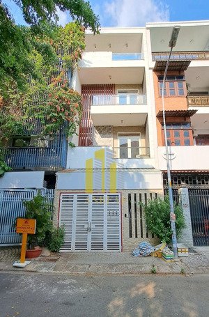 nhà hầm 4 lầu - có thang máy giá 38 triệu