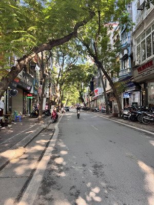 bán nhà mặt phố nghĩa tân, 82m, mt 5.8m, 2 thoáng, vỉa hè rộng - giá tốt đầu tư.