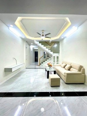 ngay công viên lớn đường cách mạng tháng 8 - tân bình - xe hơi đỗ cửa - 64m2