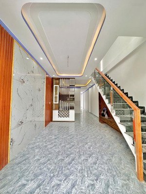 chỉ còn duy nhất 1 căn nhà 1 trệt 1 lầu sân vườn giá rẻ sổ hồng riêng thổ cư, gần ngã 3 cây dương