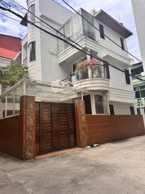 bán nhà biệt thự hoàng quốc việt 135m, mt 12m, gara oto, lô góc 2 mặt ngõ oto - ở sướng.