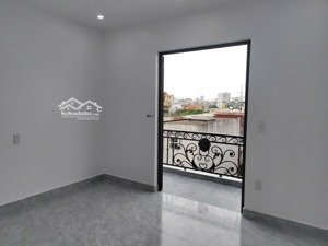 nhà 60m2 xây độc lập, sân cổng riêng, ô tô đậu cổng, ngõ thông, đi bộ ra aeon mall