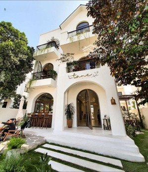 cho thuê siêu phẩm nhà mặt phố trung hoà, diện tích tổng: 530m2,nhà 5 tầng, mặt tiền:6m, vị trí vip