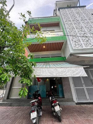 cho thuê nhà kinh doanh 3 tầng 7 phòng siêu rộng mặt đường lê hồng phong giá 32 triệu/tháng