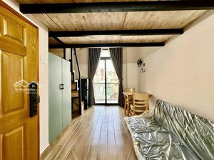 duplex gác cao, ban công, full nội thất, thang máy, hầm xe. ở 2 - 3 bạn. ngay ngã tư hàng xanh