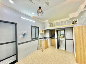 duplex full nội thất, cửa sổ thoáng, thang máy. ở 2 - 3 bạn. ngay bờ kè trường sa