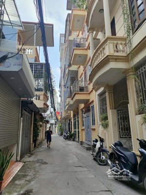 siêu phẩm cầu giấy - lô góc 3 mặt - phân lô quân đội- ngõ thông kinh doanh- ga ra ô tô- nhỉnh 23 tỷ