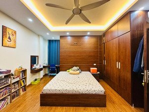 nhà tôi cần bán phố ở duy tân, dịch vọng hậu, 31m2 mt 6m 5 tầng 30m ra mặt phố, ngõ thoáng