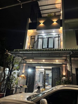 bán nhà 1 trệt 2 lầu không gian xanh, thoáng mát, sang trọng