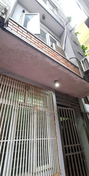 chính chủ bán nhà lạc long quân, cầu giấy, 40m2, 5 tầng, mt4m, nhà dân xây, giá bán 6.7 tỷ