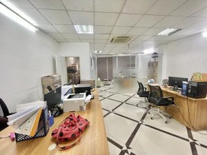 chính chủ cho thuê văn phòng nhỏ tại cầu giấy, phù hợp 5-7 nhân sự. lh chính chủ 