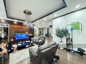 chính chủ bán căn 3 ngủ 81m2 hà nội center poitn, full đồ. giá 8.4 tỷ. liên hệ 