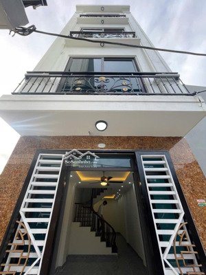 ô tô vào trước nhà 4t, xây đơn lập, dt 40m2, gần trường c1, c2, vân côn.