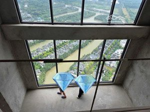 bán penthouse 266m2 sky forest ecopark: trần kính cao 8m - sân vườn riêng 78m2- view hồ thiên nga.