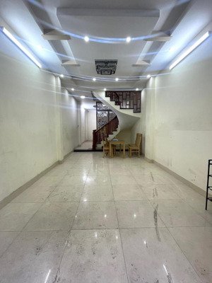 bán nhà trần quốc hoàn cầu giấy dt 42m x 5t x mt 3,7m giá 18,6 tỷ có thương lượng