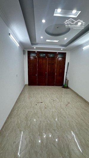 đê la thành trung tâm đống đa dt: 42m2x5tầngxmt 4,5m - mặt ngõ thông kinh doanh - thang máy nhà đẹp