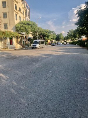 bán mặt đường kd ,nguyễn văn cừ . lô góc 2mt 133m2 giá 7,9 tỷ đường rộng 32m