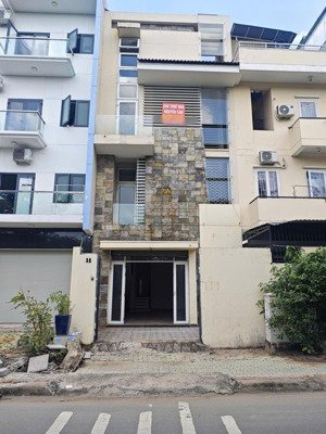 cho thuê nhà nguyên căn ngay man thiện gần ngã tư thủ đức