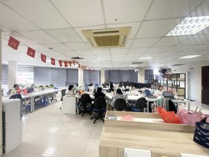 cho thuê văn phòng tại 72 dịch vọng, dt 200 m2, hàng hiếm tại giá tốt