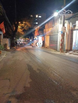 mặt phố, ôtô tránh, vẽ hè - kinh doanh, gần nhiều trường đại học lớn, sau quy hoạch ra trục đư