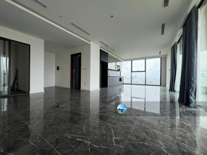 chính chủ cho thuê căn 2ngủ, 2wc 141m2 golden river - giá chỉ 24,5tr/tháng - em long 