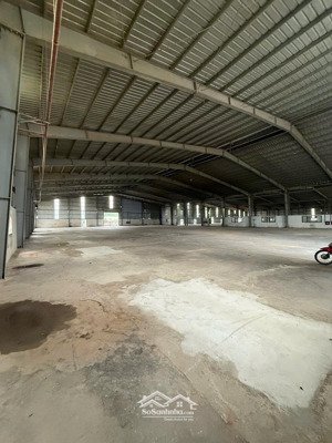 chính chủ cho thuê 2000m2 mặt đường 5 bigc long biên - hà nội