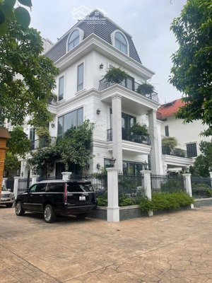 bán biệt thự đơn lập kđt thiên đường bảo sơn.lô góc mặt hồ 3 mặt tiền.