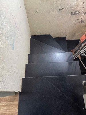 lạc long quân căn gần đường ô tô 30m, nhà dân xây vẫn còn mới, diện tích 50 m2 xây 3 tầng .