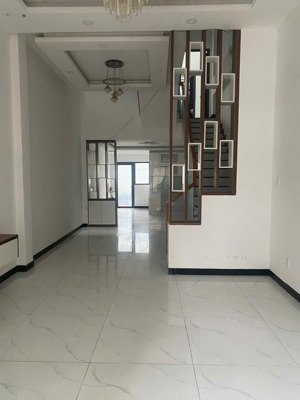 cho thuê nhà 1 trệt 2 lầu, 4 phòng, 5 wc, làm văn phòng hoặc ở, giá chỉ 11 triệu đồng