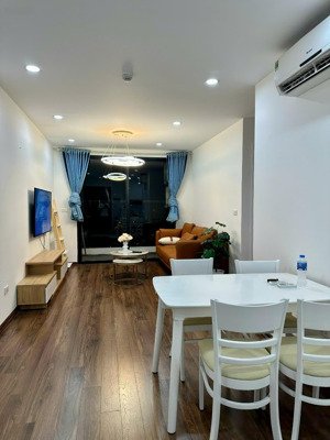 bán gấp căn 2 ngủ, dt 80 m2, 6,7 tỷ ban công đông nam, golden field - 24 nguyễn cơ thạch