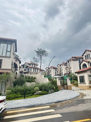 cần nhượng căn bt song lập 210m đợt 1, giá rẻ hơn cđt 2 tỷ, hướng đông nam. ký hđmb trực tiếp cđt.