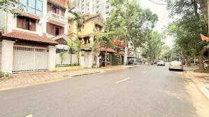 Cho thuê biệt thự sang trọng rộng thoáng KĐT Dịch Vọng cạnh công viên. 230m x 4t, mt 12m. Giá 52tr