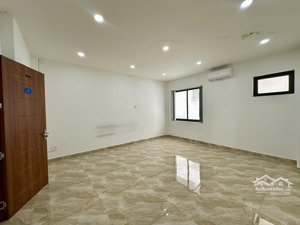 văn phòng 25m2 có cửa sổ lớn ở vạn phúc, thang máy máy lạnh, hầm xe free, wc bên ngoài. giá 5,2 tr
