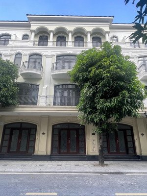 bán căn liền kề đông nam diện tích 58,5m2 hoàn thiện 5 tầng gần công viên vin 2 sẵn sổ :0911051289