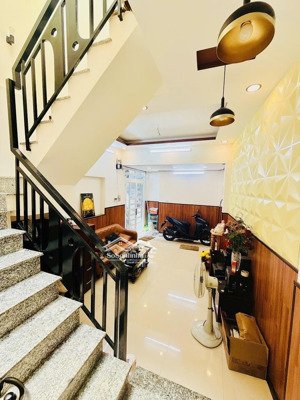 chính chủ cần bán căn nhà 2 tầng
cách xe hơi 60m khu vực hiếm nhà
bán giá đất tặng nguyên căn nhà