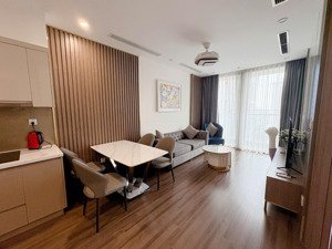 cho thuê gấp căn góc 2ng2w tầng cao thoáng mát lh: 