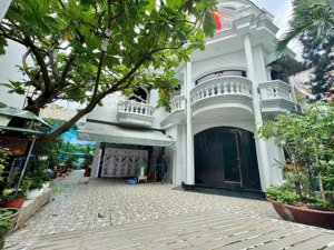 bán biệt thự tân cổ điển 223m², quận 7- sân đậu 4-5 xe ô tô, không gian xanh hiếm có