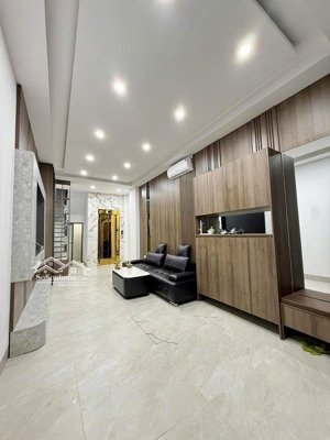 bán nhà trần khát chân 35m, 6 tầng xây mới, thang máy nhập, nội thất sang trọng, ở ngay.