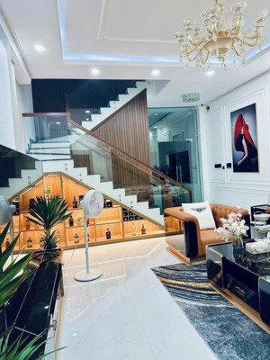 cần bán gấp nhà phố có hầm,thang máy cityland park hills giá rẻ nhất. lh nguyên thảo 0985 32 34