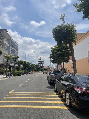 bán nhà đường chính d4 khu the seasons ngay lottee mart lái thiêu. dt 6x20m