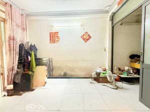 giáp quận 10 cách đường xe hơi 5m chính chủ lâu năm.