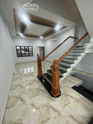 cần bán gấp nhà phố có hầm,thang máy cityland park hills giá rẻ nhất. lh nguyên thảo 0985 32 34