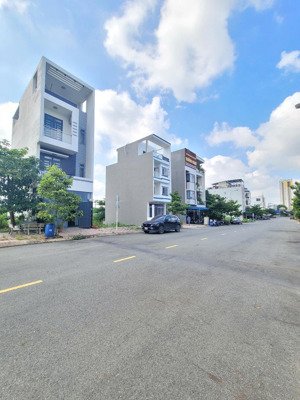 bán nhà mặt tiền đường d6 22m 1 trệt 3 lầu kdc gần làng đại học p. bình an tp. dĩ an