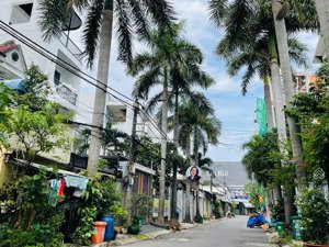 nhà đẹp 3 tầng ở liền, dt 100m2, xe hơi ngủ trong nhà, đường thông ngay chợ 339 - đỗ xuân hợp