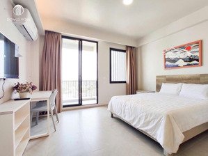 cho thuê căn hộ mới 100% có ban công, có nội thất , giá siêu tốt gần vạn hạnh mall, đh kinh tế