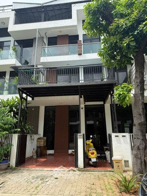 nhà 3 tầng - 5mx16m( 80m2) - 4 phòng ngủ - khu compound(bảo vệ 24/24) - đường 12m- hơn 8 tỷ